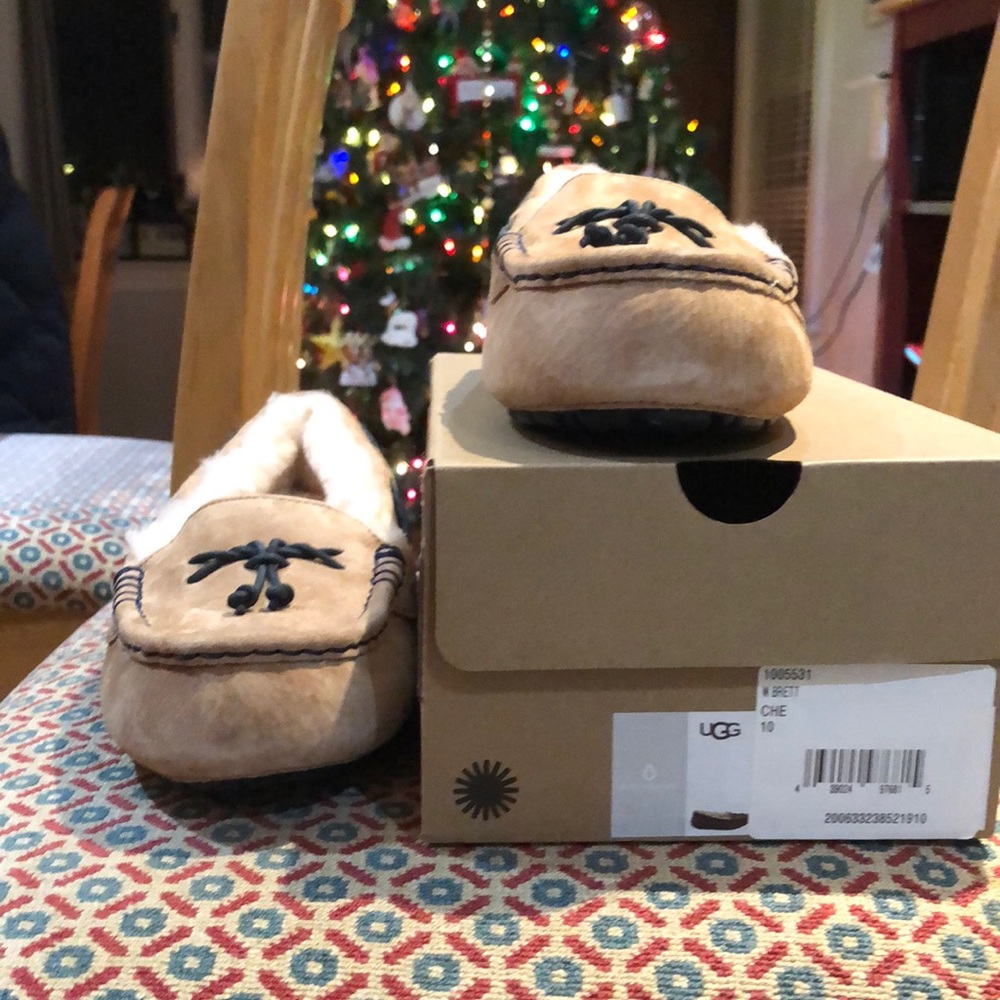 NWT Ugg Moccasins slippers